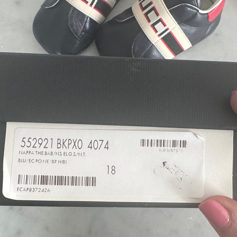 Gucci Navy Leather Baby Sneakers with Logo Strap - Picture 6 of 6